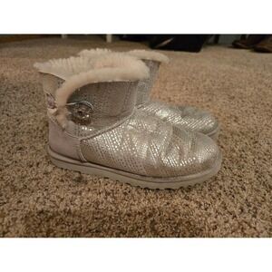 UGG Mini Bailey Button Bling Snow Boots Womens Size 9 Silver Sheepskin Fur Trim